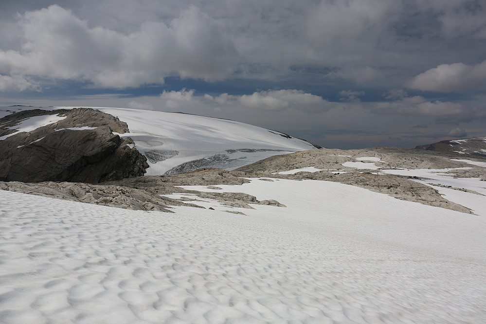 Ifrå 1254 moh mot Gråfjellet 1405 moh. Greit gjekk det å krysse breen opp mot toppen.