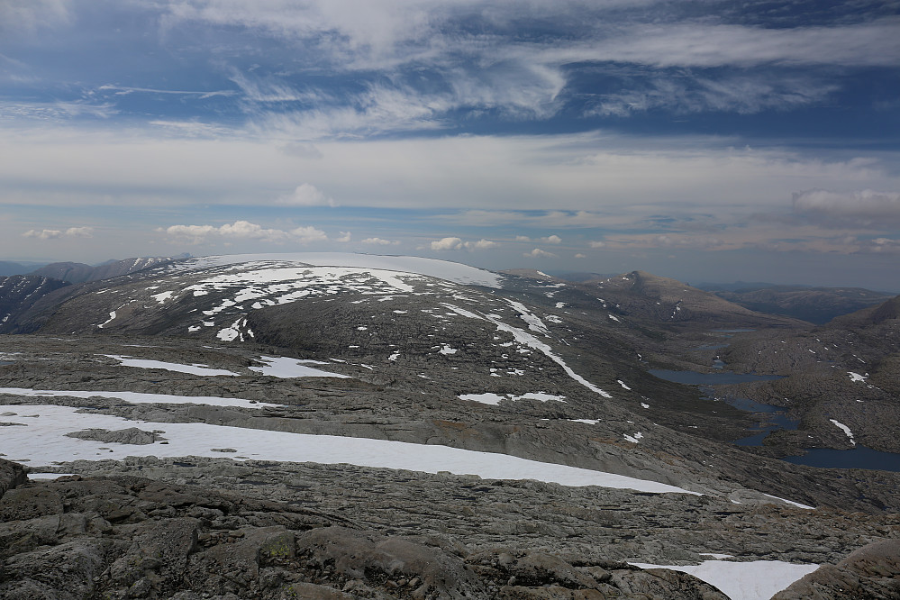 Ifrå Gråfjellet 1405 moh mot neste "litt" kronglete mål... Kvannbotnfjellet 1215 moh. Ålfotbreen bakerst i bildet.