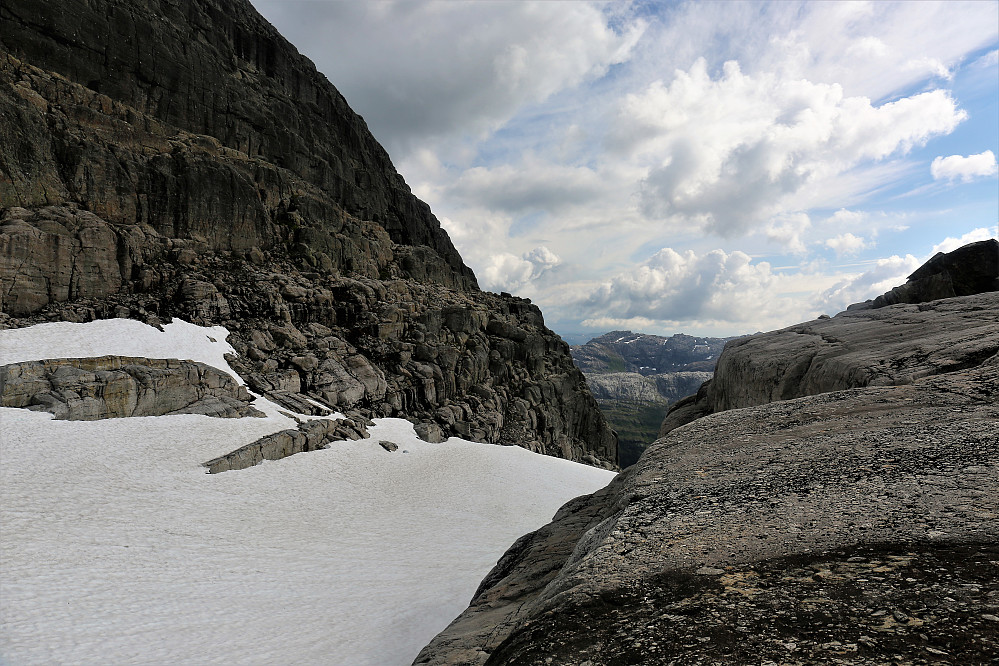 Såg an til at det var mulig å klyve opp nokre hyller ifrå skaret mellom Kvannbotnfjellet og Gråfjellet for å spare ein god omveg. La ein bitteliten varde (Tre små steiner) på øverste hylle! Den går ikkje å sjå ifrå kanten og ned, den må passerast!