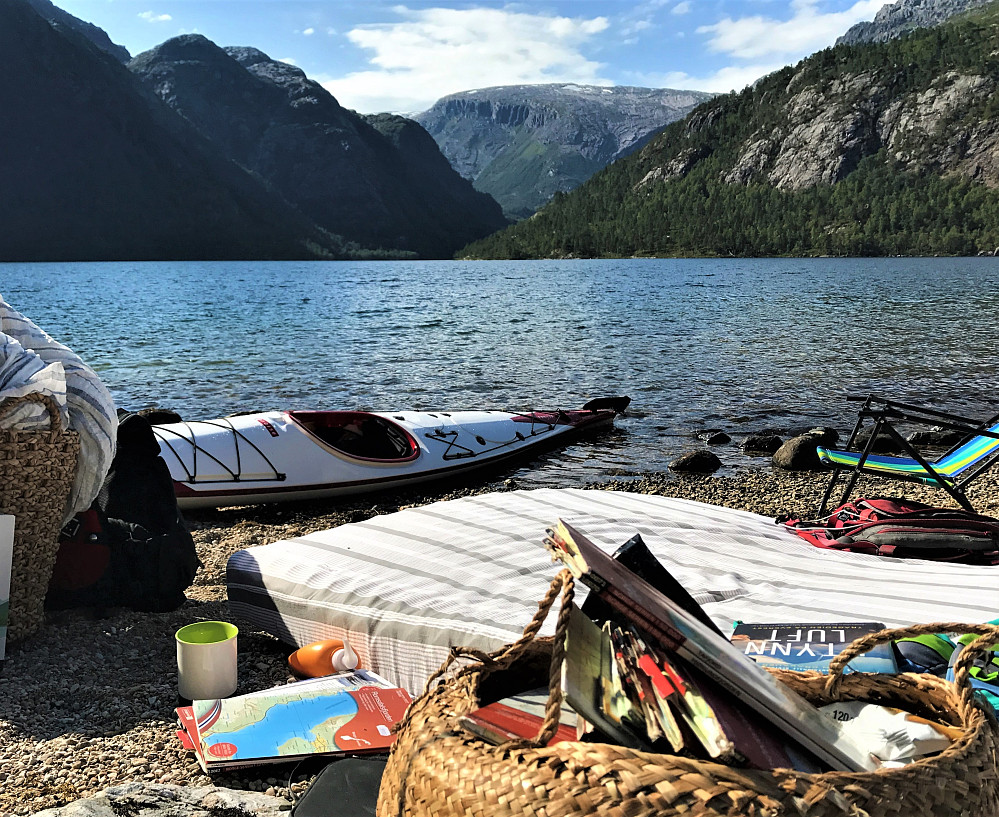 Kveldsstemning ved Skilbreivatnet 172 moh inn mot Kvannbotnfjellet 1215 m. Ein kortare variasjon kan være å padle eller følge turstien ved vatnet inn til Straumsbotnen. Deretter gå opp Kvannbotnen og Kvannbotnfjellet. Deretter klyve opp kanskje den litt raskare varianten eg fant opp mot Gråfjellet 1405 moh ifrå skaret mellom dei to fjella.