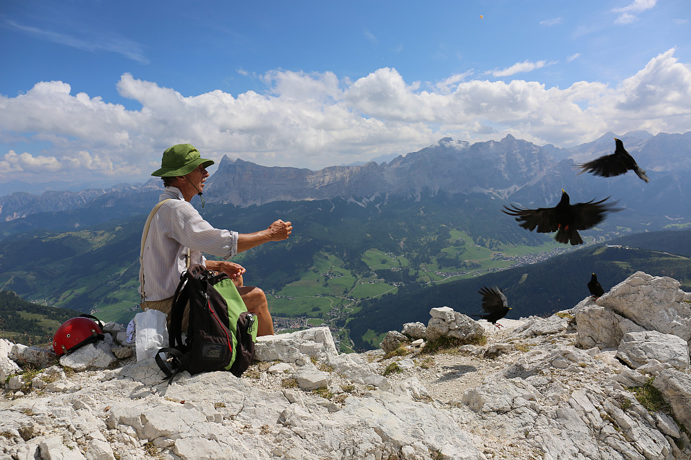 På toppen av Sassongher 2665 moh. Ein triveleg fjellmann og tidlegare klatrer på 78 år ifrå Zurich i Sveits. Kjekt å kunne nyte tida ilag med nye mennesker og utveksle erfaringer, visdom og historier :)