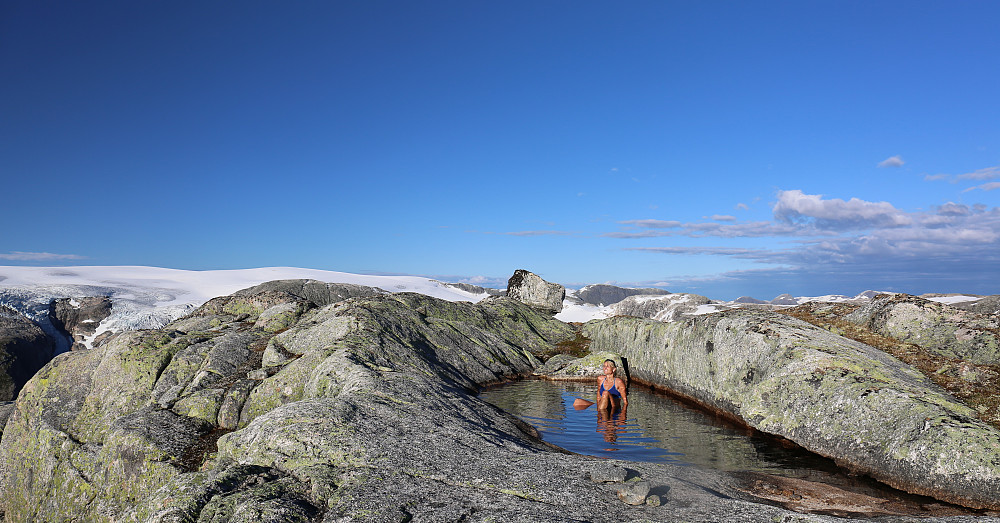 Panoramautsikt til Jostedalsbreen ifrå eit svalande bad i Jølstrafjell