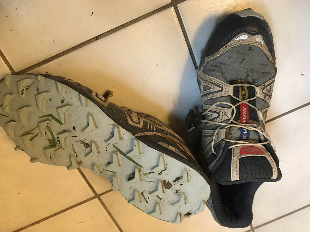 Desse skoa unner eg ingen! Tenkte eg skulle slite dei ut...Trur dei er 4 år gamle. Hadde gløymt eller fortrengt at sålen til Salomon er elendig på vårt klima og føre som idag og andre dager!