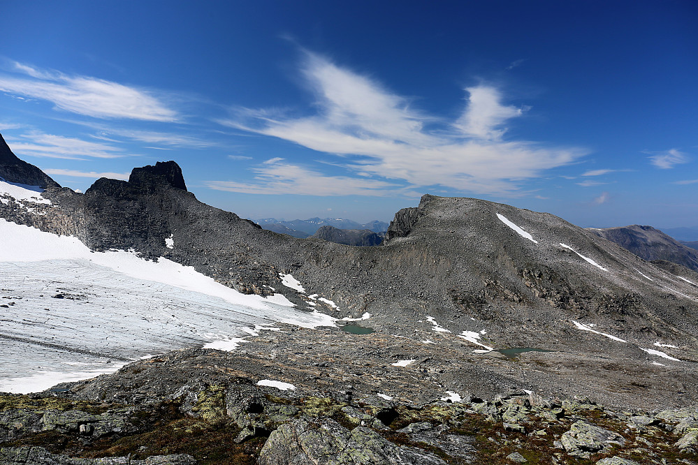 Mot Adelsbreen NV 1436 og Sør for Nonshaugen 1357 m (Eit navn som enkelte lokale ikkje kjenner til ved det navn. Men heller kjent som Soggefjellet 1357 )