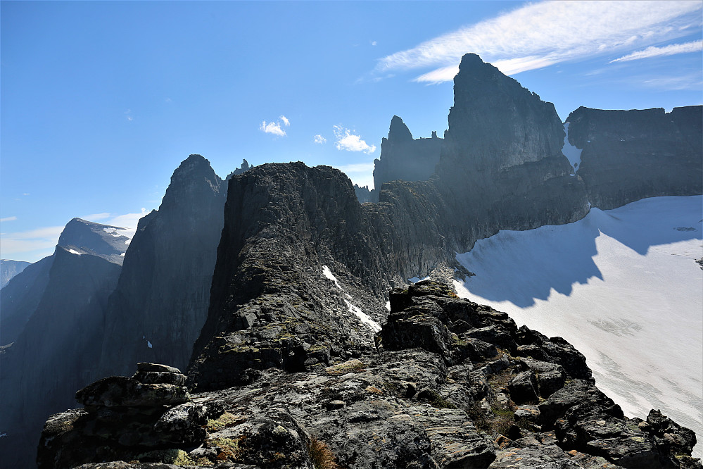 Ifrå Middagsbarna 1390 m (Eit ukjent navn ifrå nokre lokale folk) Uansett eit mektig skue og område å nyte nistepakken i fred og ro! :)