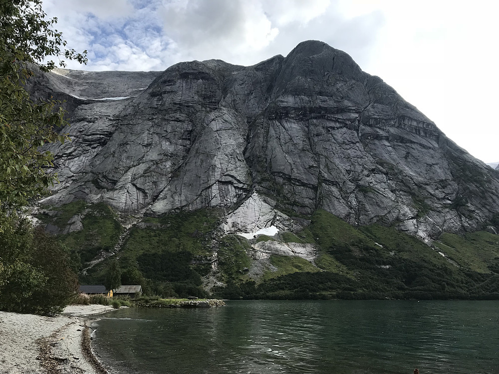 Ikkje så aller verst å nyte nista og stilla inne ved vatnet og fjella i Kjøsnesfjorden til kvelden! Behagelig å kvile blikket, studere og tenke muligheter!