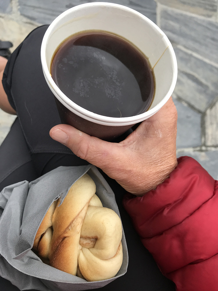 Århundrets kaffepause på Utsikten hotell i Geiranger...100 norske kr. Drakk og åt med andakt! Og det smakte himmelsk!