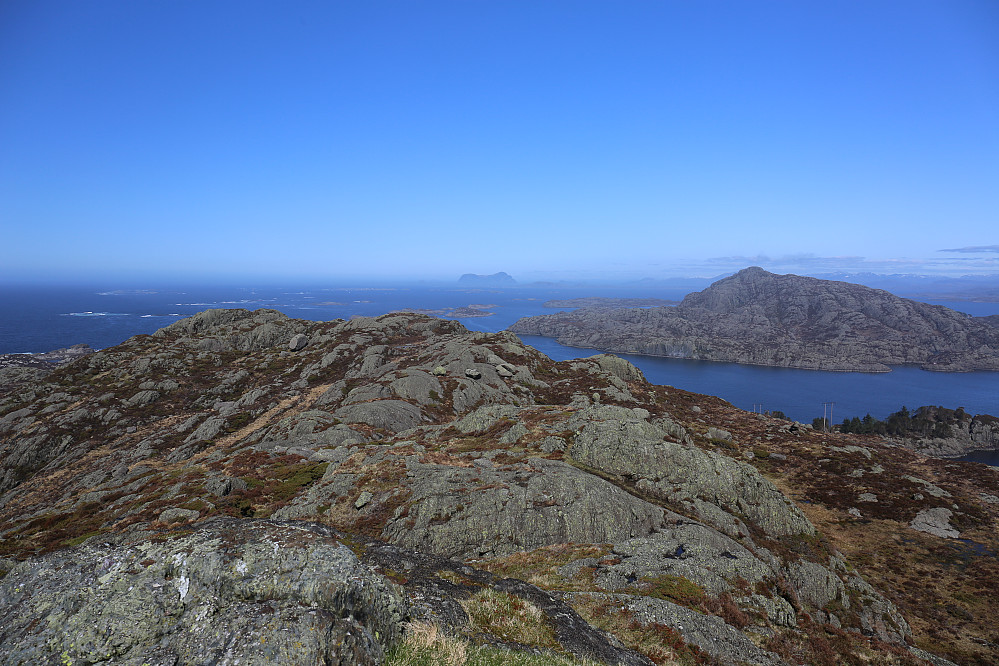 Ifrå høgste punktet på Storøyna og over til Oldertinden. Alden og nord solund bakerst i bildet