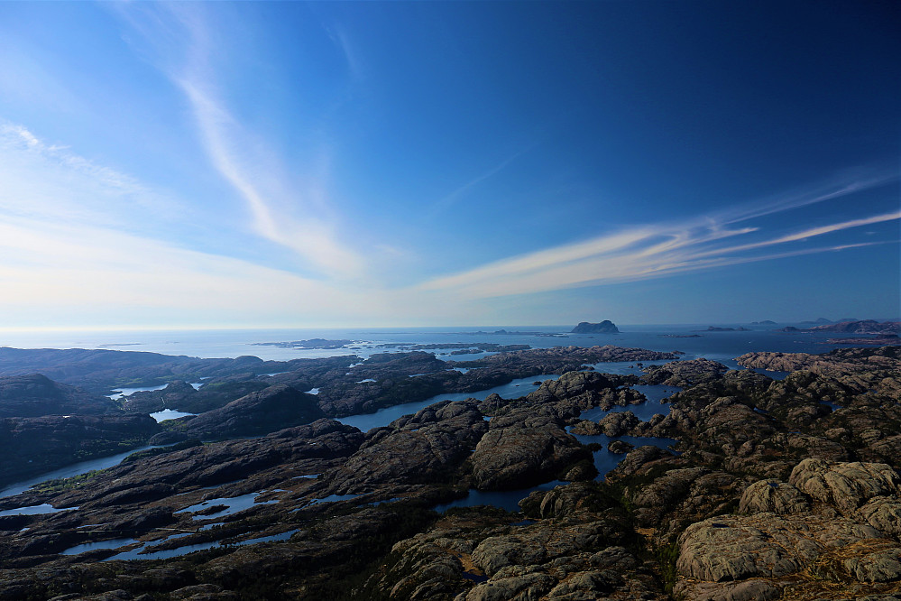 Rapporten må då avslutte med eit bilde ifrå komunetoppen Krakhellenipa ifrå samme turen. Flott utsikt mot nord Solund og heimøya Færøy, med majestetiske sjømerket Alden/Havhesten der bakerst i bildet :) Eit fantastisk øyrike som er verdt mange besøk