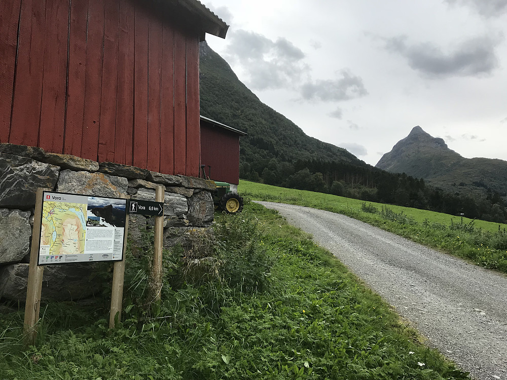 Turskilta ifrå Strand ved E-39 Eggjenibba 1338 moh i bakgrunn.
