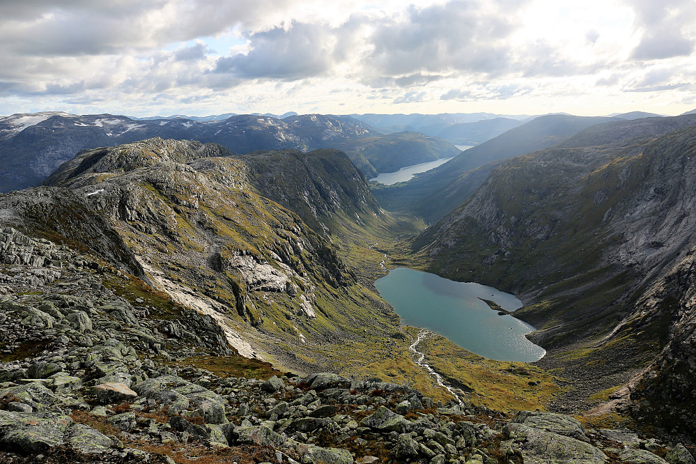 Mot Høgefjellet 1226 m og ned mot Dalevatnet 833 m og bakerst Haukedalsvatnet 297 m