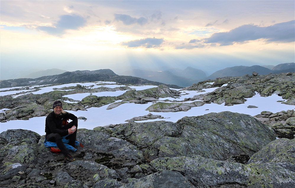 Fint å nyte tida, nista og den gode fjell praten! Ekstra var det å kjenne på veret som vekslar her oppe i høgda! Ein kjenner at det er ver på gang! Ein av dei finaste opplevelsane eg likar er desse heftige og vekslande natur kreftene! Dei markerer seg fint her hos oss i den vestlige delen av landet så nær ved storhavet, dei høgste fjella og dei større breane! Då blir det mektig!