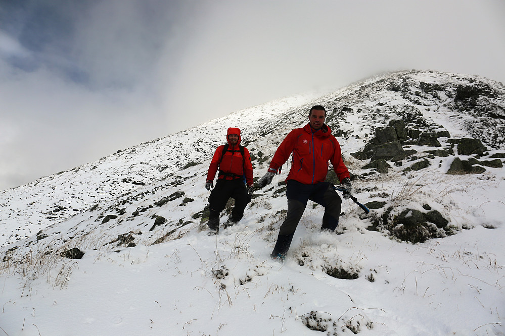 Christian og Morten slusjer seg ned ifrå eit vinterkledd  Saudehorn!