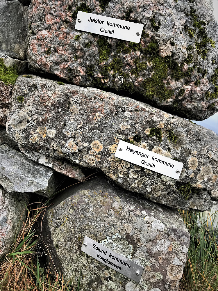Ein artig fin varde på toppen av Brandsøyåsen!