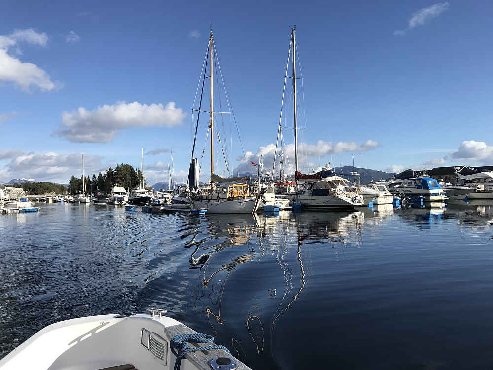 Staselige seglbåter i Flora havn. Skulle gjerne ha vore på nye eventyr i ei sånn skute :)