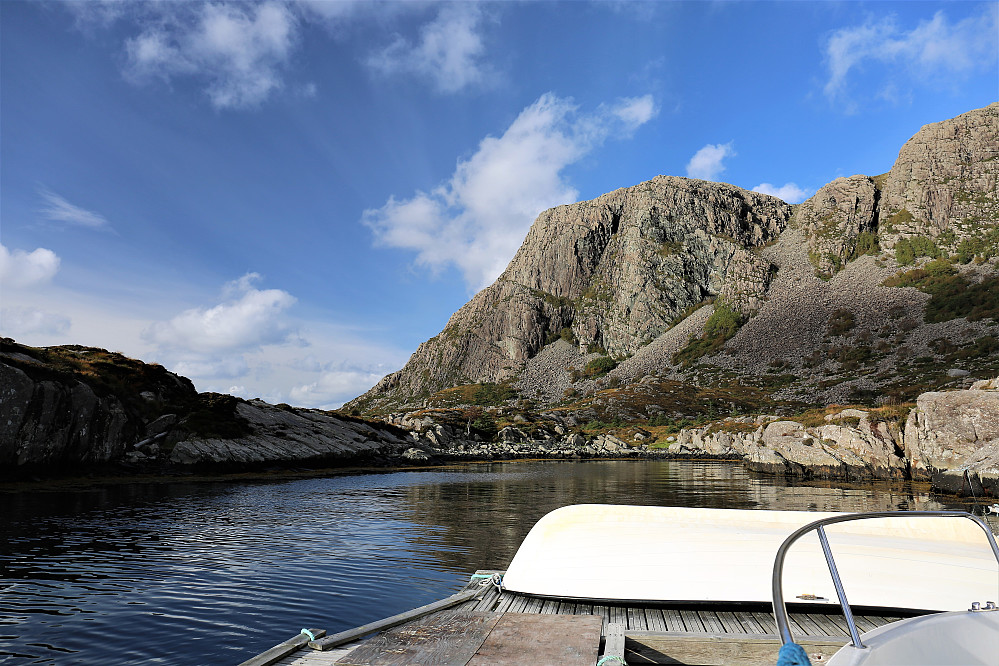 Stille og i ein annan verden i dei idylliske vikane, medan det ruskar bra i havet rett over og like ved!
