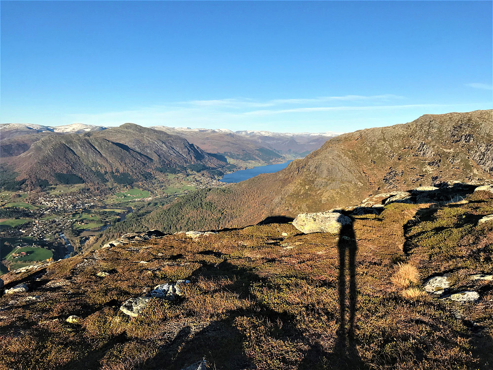 Ifrå Halvgjerda mot Tindefjellet og Jølstravatnet