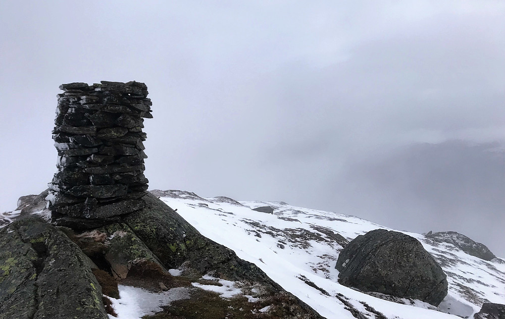 Friskt og hærleg på toppen i dag! Men lite å sjå...