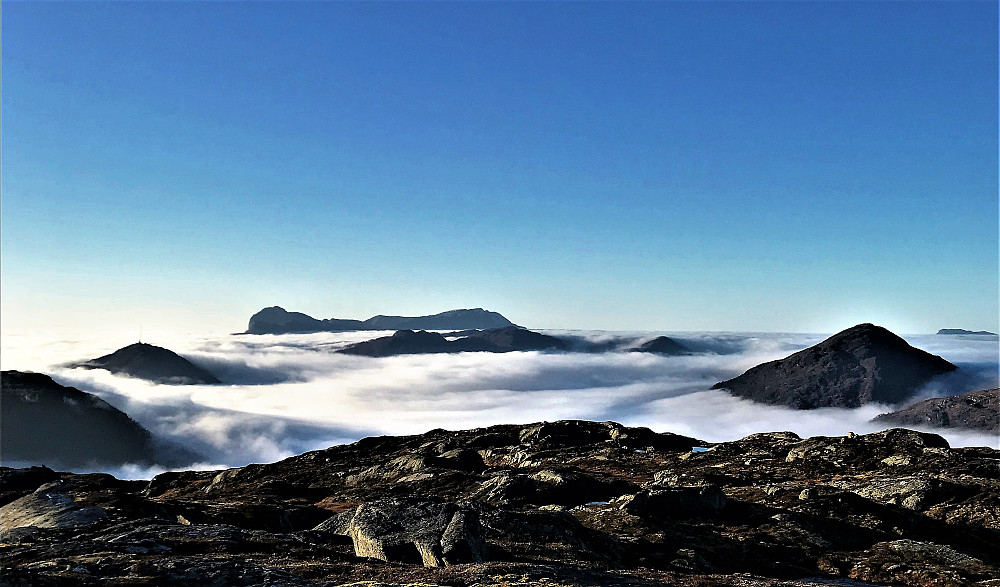 Storehesten/Kvamshesten 1209 moh Gaular bader i skoddehavet ilag med Hafstadfjellet 706 moh og Førdsnipa 863 moh - Førde Ifrå Eikåsnipa 826 moh / Jølster 