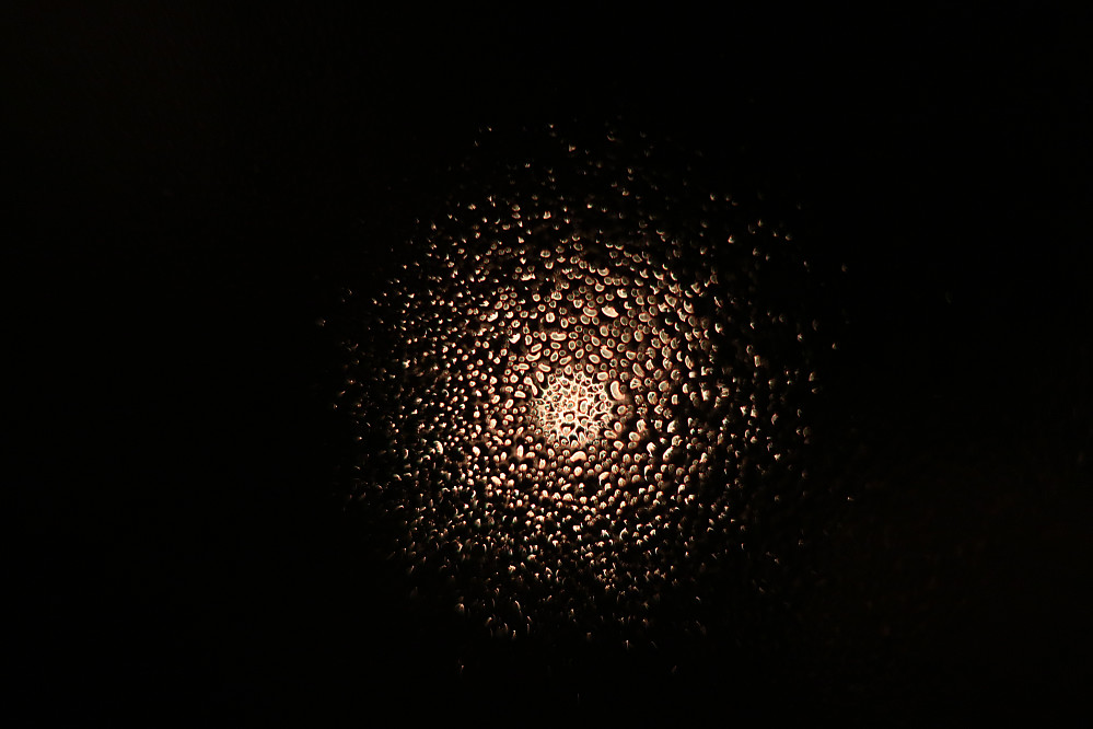 Ein nesten fullmåne ifrå glaset på Kvannebakkbu