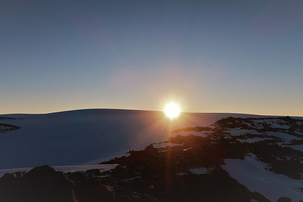 Morgensola stig opp over Jostedalsbreen 