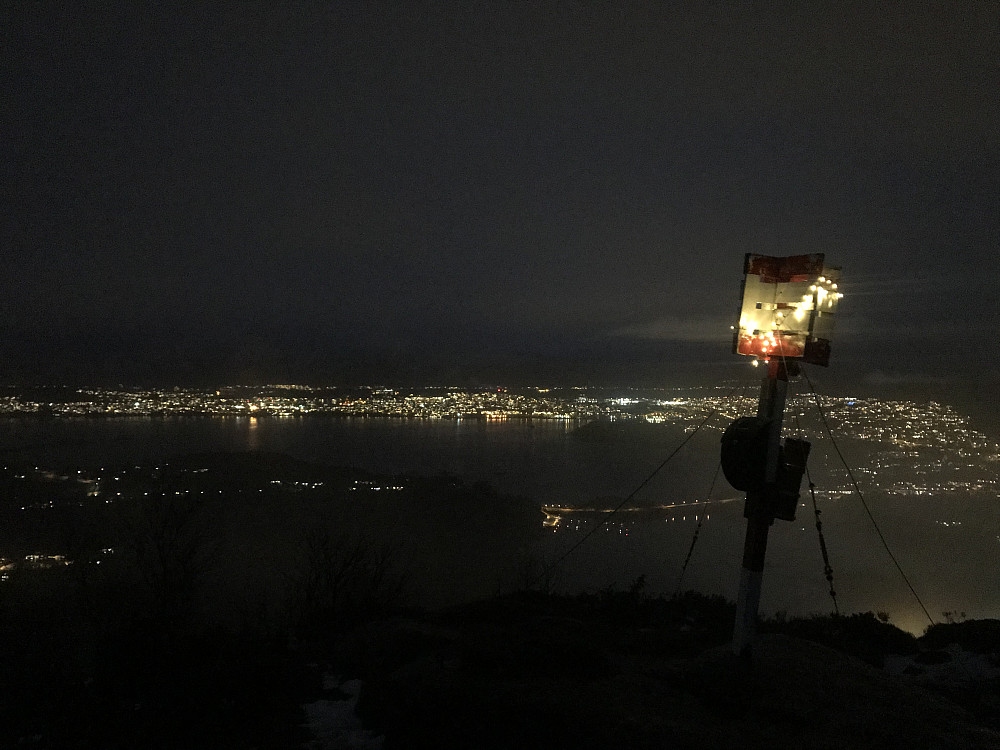 Fint å skue lysa over by, land og strand...