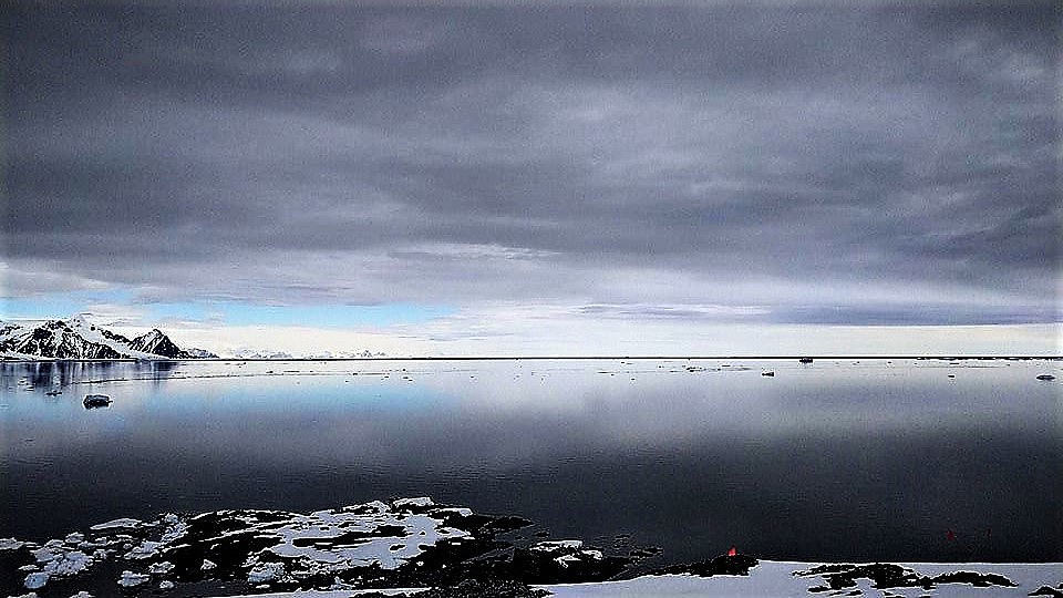 Øyeblikk ved forskningsstasjonen Rothera, Adelaide Island vest for Den antarktiske halvøy. 24.12 Foto: Espen Eikås