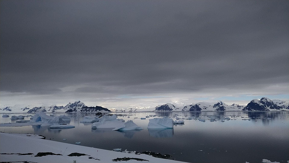 Øyeblikk ved forskningsstasjonen Rothera, Adelaide Island vest for Den antarktiske halvøy. 24.12 Foto: Espen Eikås