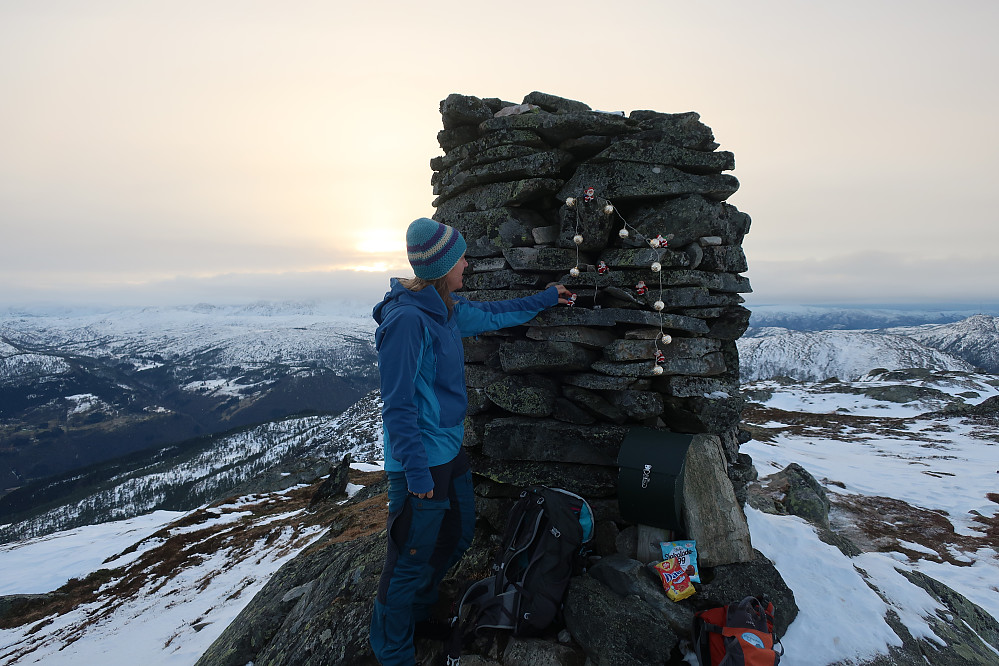 Brit Siv har pynta varden til ei triveleg stund på toppen! Den stunda varte selfølgelig ikkje så lenge denne gangen heller...Det sidan eg er den største frostpinnen!! Men vi rakk då å kose oss med sjokoladen :)