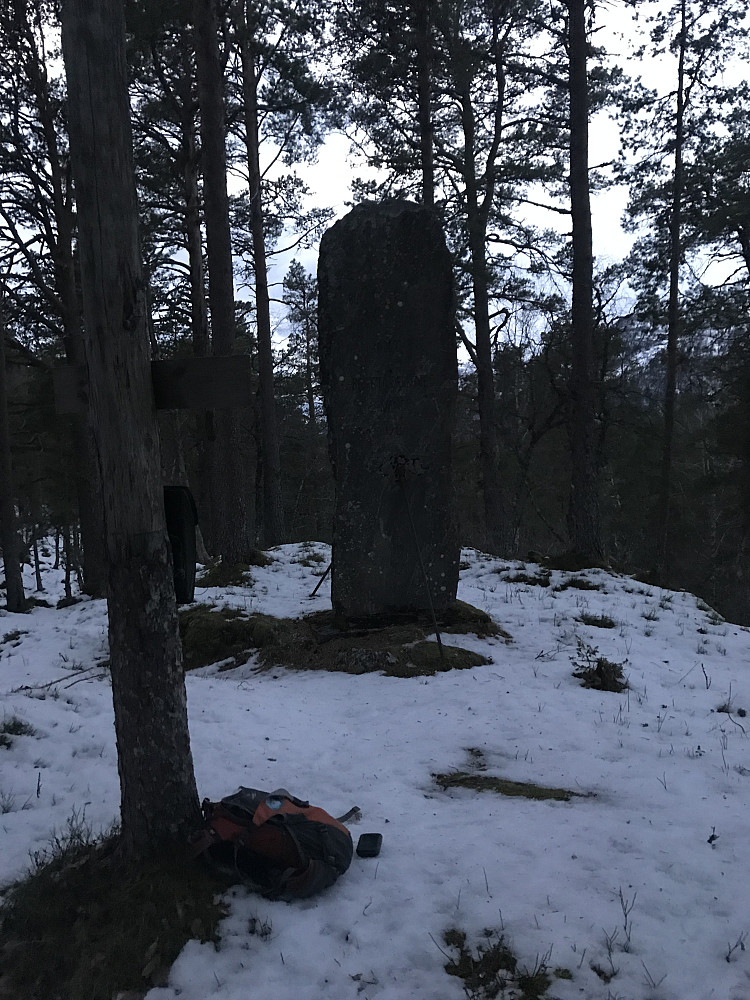 På det lavaste topp punktet sto ein flott minnestein og bok er utlagt.