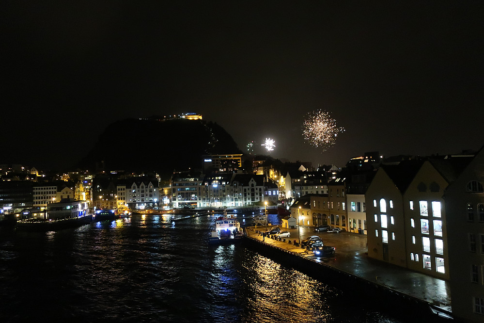Akkurat opplett og vinden løya bittelitt ved midnatt. Flott å sjå nyttårsfeiringa i Ålesund