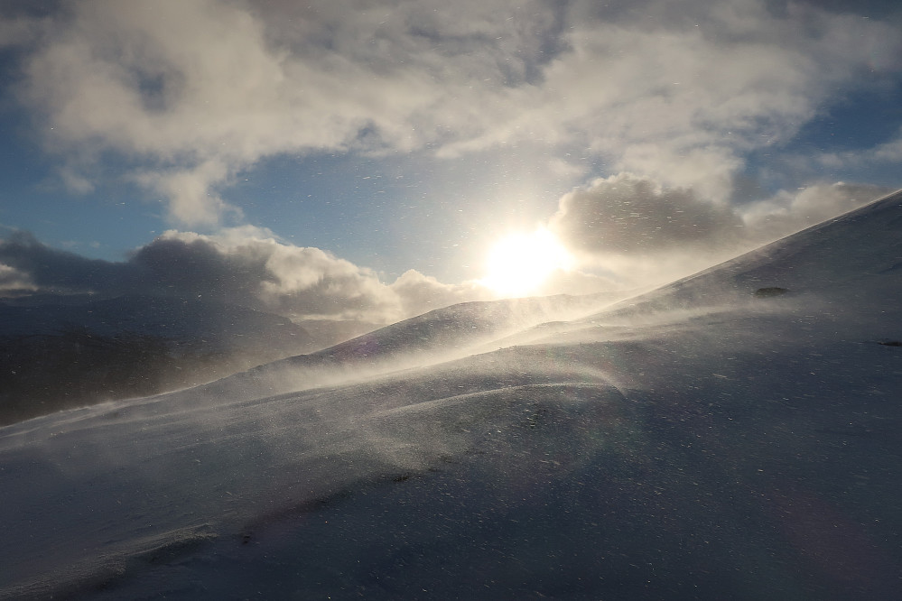 Her er det berre å nyte den kraftige vinden og sol lyset mot toppen av Eikåsnipa