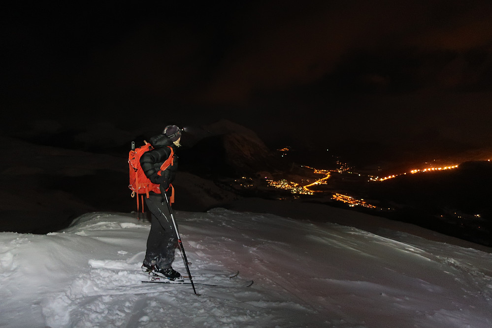 Ifrå toppen av Eikåsnipa 826 m/Jølster. Flott skue mot lysa ifrå Vassenden og skisenteret. Tindefjellet 1083 moh er eit etterkvart så populært skifjell, midt i front av hodelykta! 