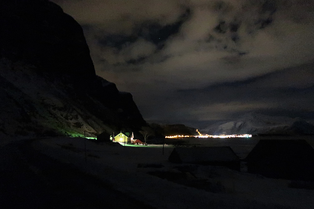 Overnatting i rundkøyring og ved vegs ende! Ein stad mellom Ytre og Indre Fure/Selje. Fantastisk fint å sovne til havdønningane her ute ein vinterdag.