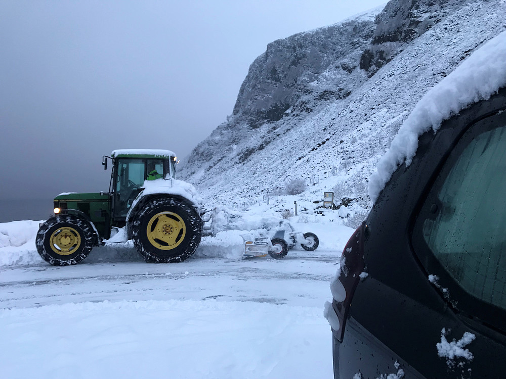 Våkna opp til det lokale brøytemannskap i rundkøyringa. Det hadde lava ned 10 nye cm snø i løpet av natt og morgentimer!!