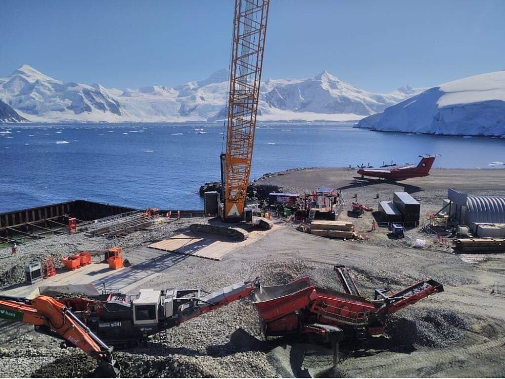 Ved Rothera forsknings stasjon. Utviding av kaianlegget. Foto Espen Eikås 
