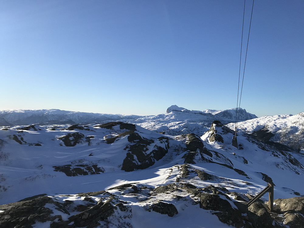 Flott skue ifrå Hafstadfjellet mot Storehesten i Bygstad. Medan familiemedlemmet pus er på opersjonsbordet.