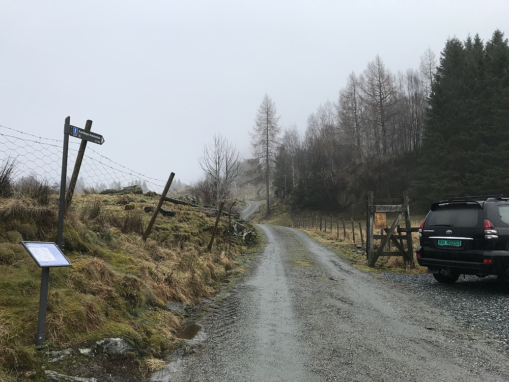 Fint merka løype til toppen og greit å parkere :) 