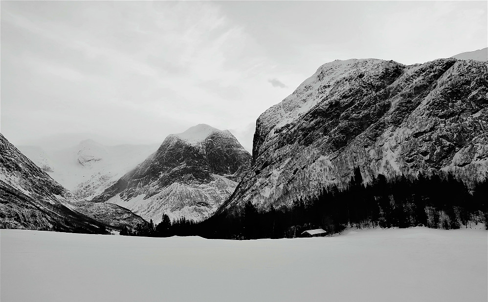 Mot Gallen 1386.. Det er sjølvaste Gallen i Jølster og i Jostedalsbreen :) Ein opplevlse i natur og raske høgdemeter til eit spesielt fint eldorado!