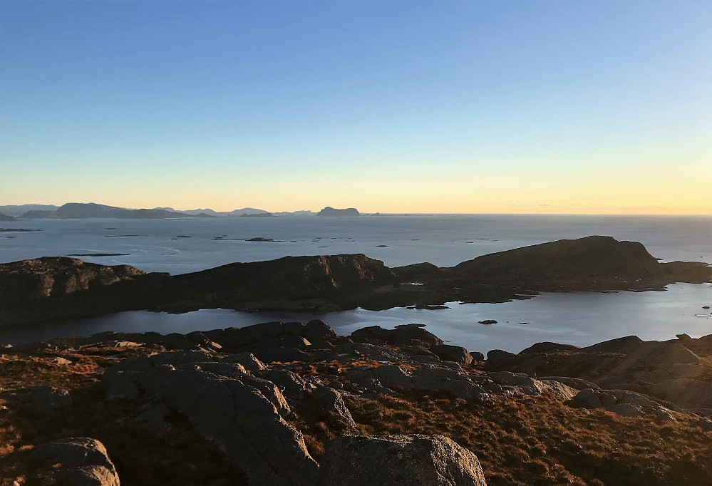 Ifrå øya Skorpa og Blåkollen 393 moh var det eit flott tilbakeblikk mot dei tre toppar på øya Reksta.
