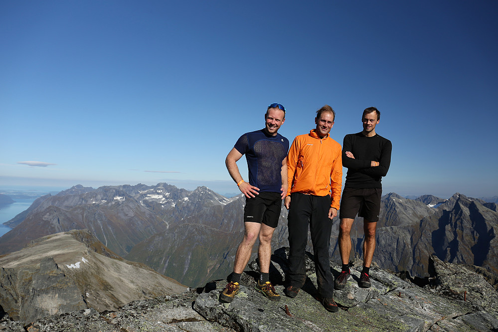 Fin trio på toppen av Jakta 1588 Endre, Øyvind og Jan Petter