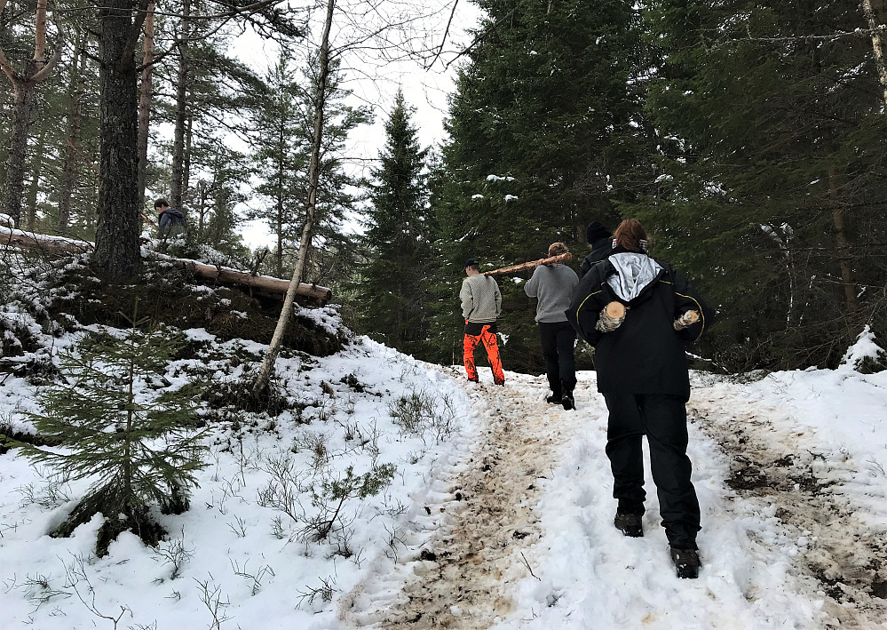 Alle i arbeid...her skal det bli ved på Mostøylen :) 
