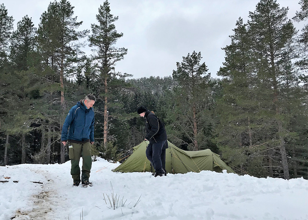 Plass til fleire telt! Ronny kjenner eg som ein utruleg kjekk og engasjert lærar. Han er ifrå Bergen og har budd her inne mellom Jølstrafjella i sikkert like mange år som meg. Han vart heldigvis ikkje fornærma, når eg antyda at dialekta hans var begynt å bli lik Florø dialekta - Reserve bergenserane :)  