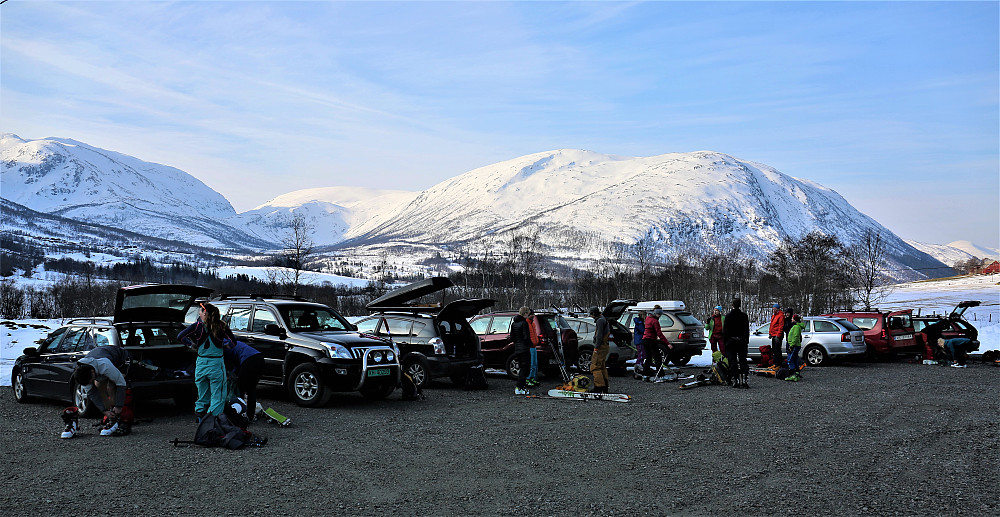Ein strålande gjeng klar for Grovabreen ifrå Dvergsdalen i Jølster