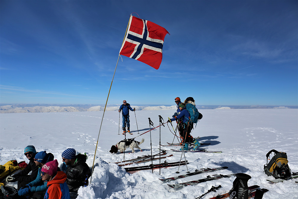 Fleire på tur til Grovabreen nordvest 1587 moh idag :)