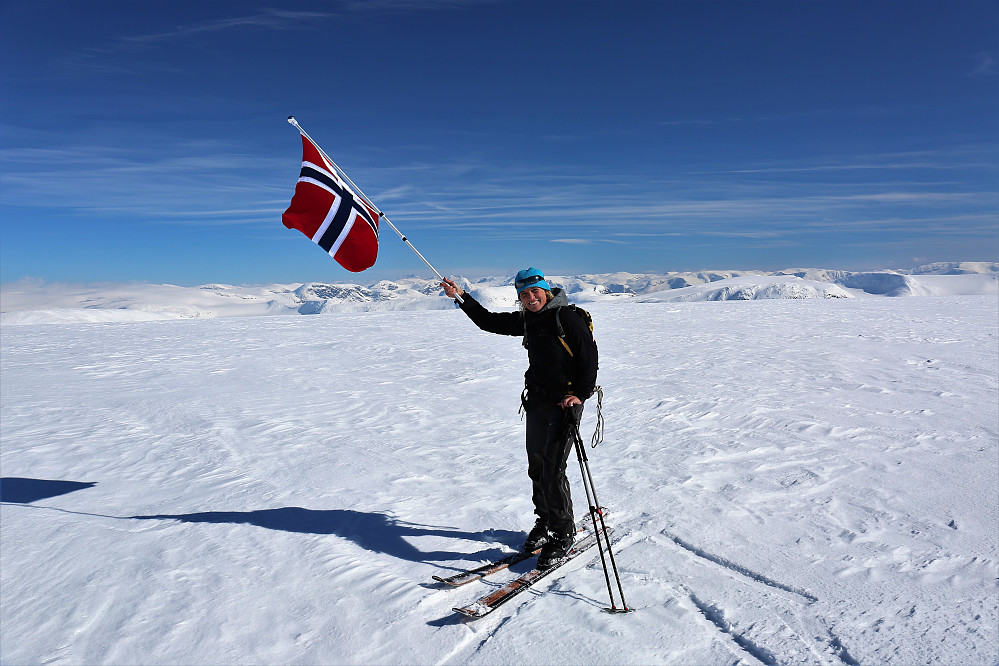 Ein strålande og blikkstille dag på Grovabreen med stortoppane i Hurrungane i bakgrunn!