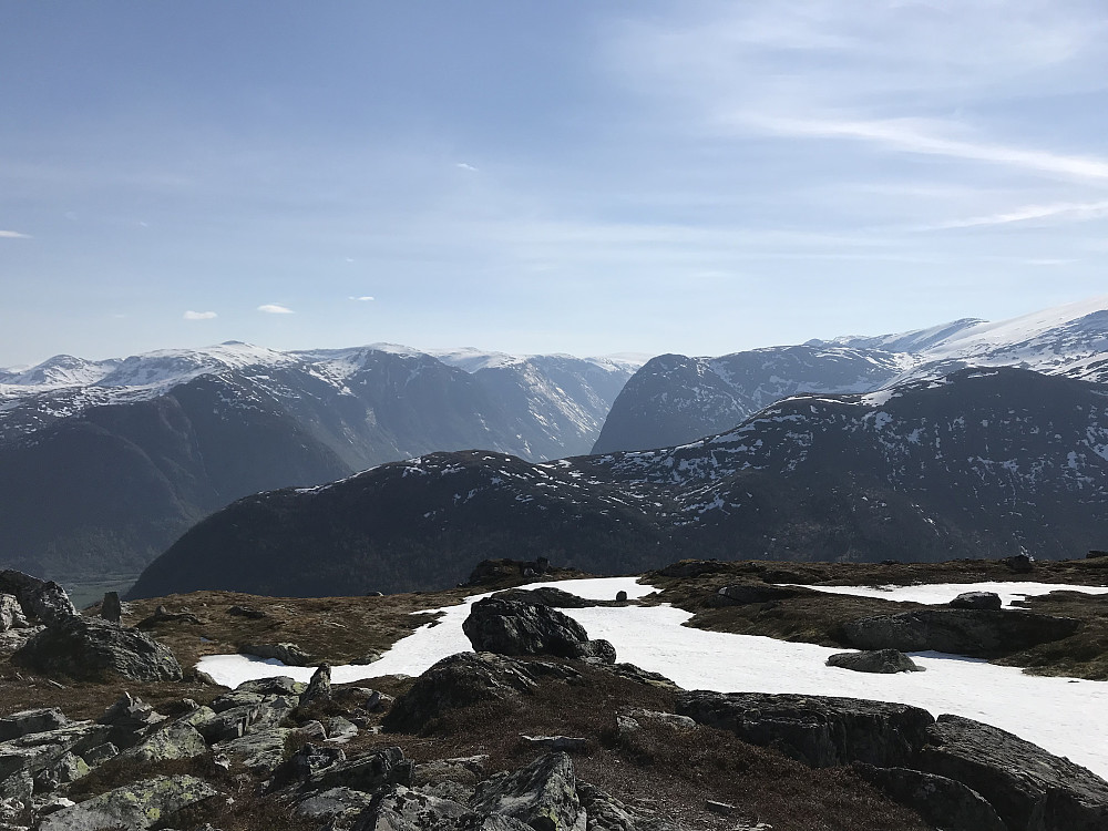 Mot fjella rundt Kjøsnesfjorden/Jølster