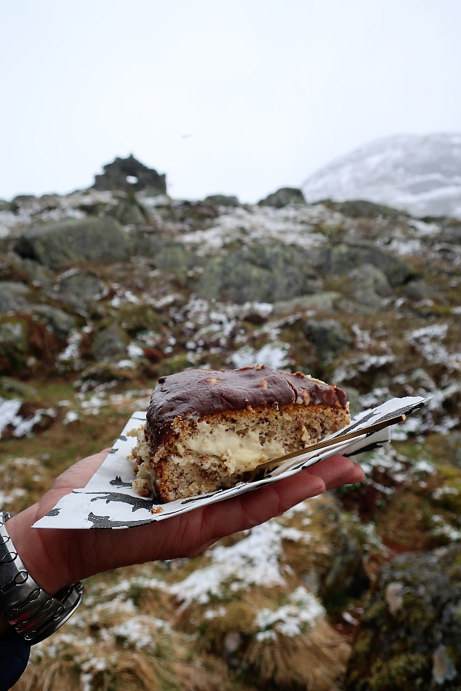 Overraskelsen var stor! Då turfølget mitt kom med bursdagskake for oss begge :) 