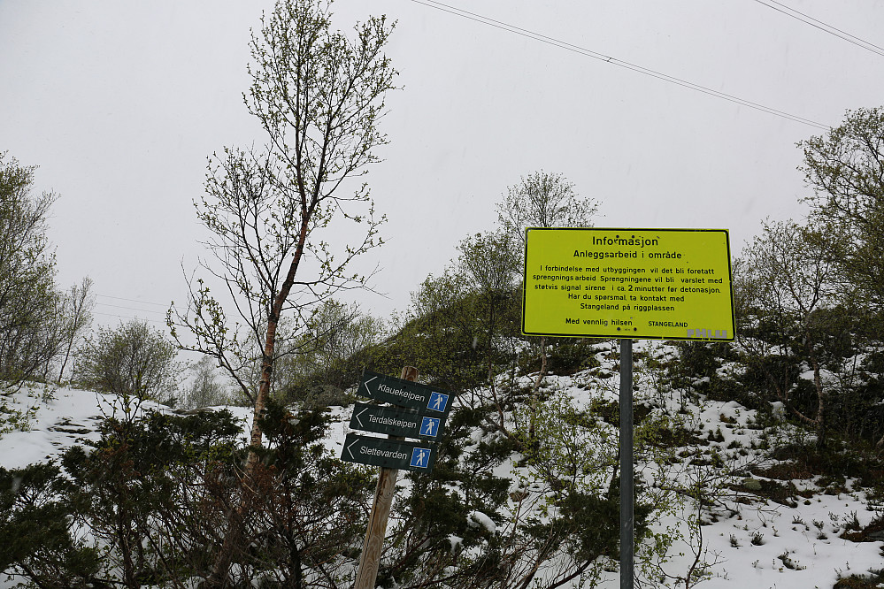 Ein stopp ved Magnhildskaret på veg heimover! Her er også start på Guleslettene vindpark område som går over fjella til Botnane.