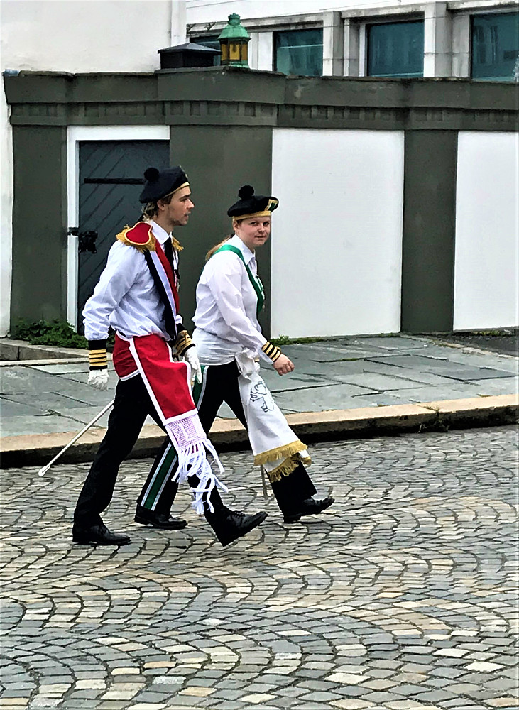 Buekorpset i Bergen, spelte bakgrunns musikken i gatene. Det under det fine og høgtidlege øyeblikket. 